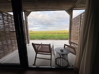 Uitzicht vanaf het slaapgedeelte en terras.