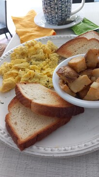 Petit déjeuner servi à table