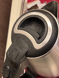 Garrafa de café cheia de poeira