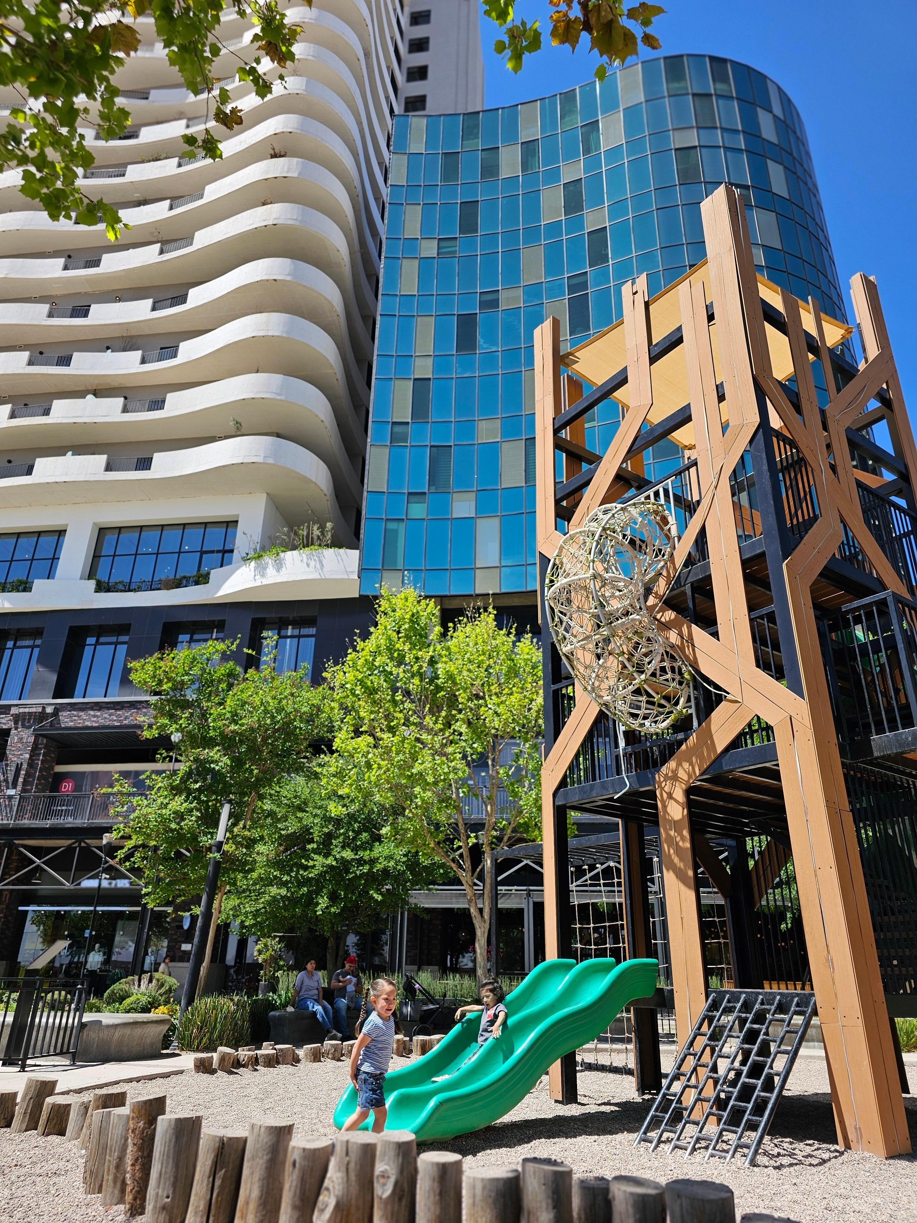 Área de Juegos de Niños en Distrito Uno 