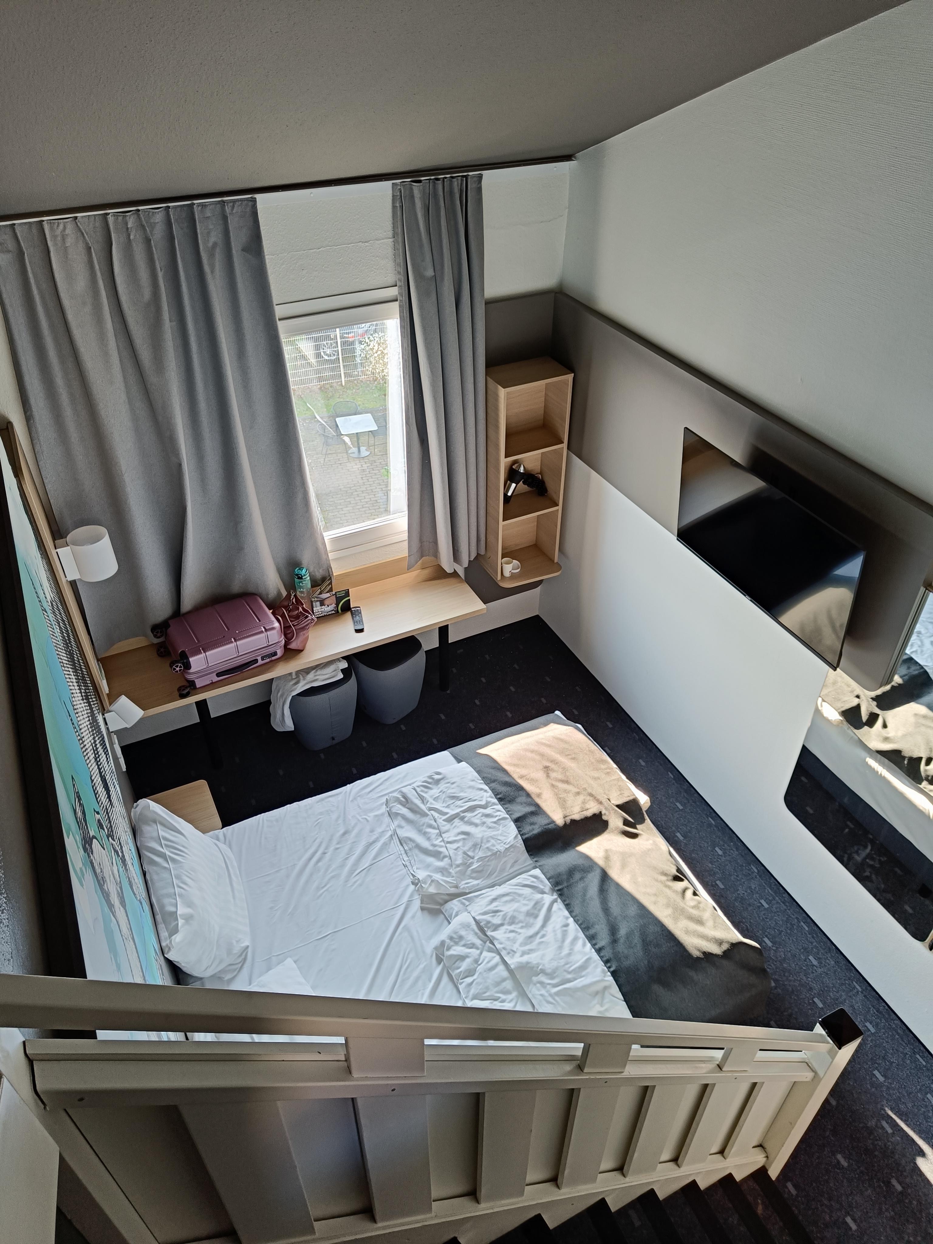 Blick in das Zimmer von der Treppe 