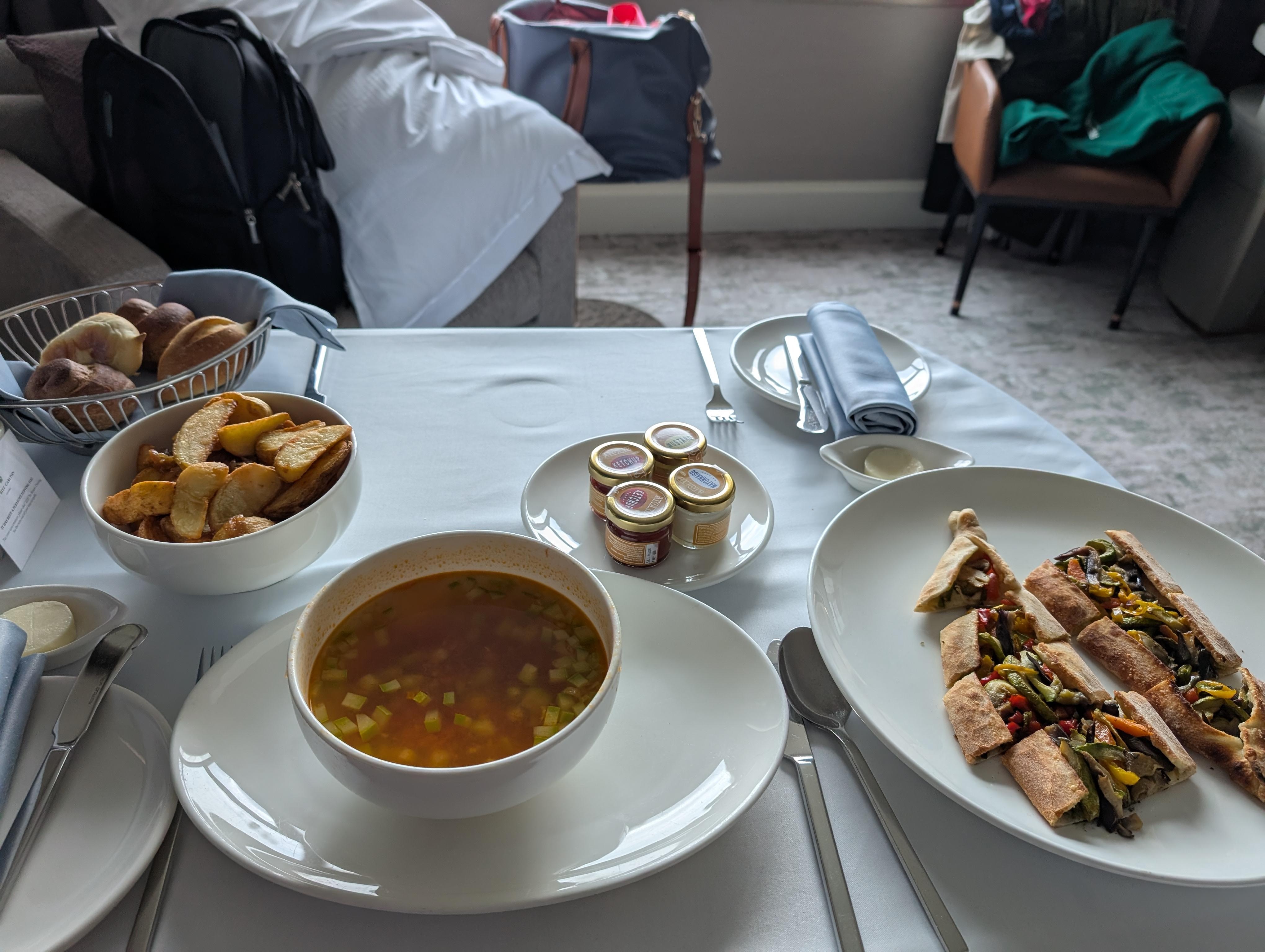 Room service - took more than 50 minutes to come, wedges were soggy and cold