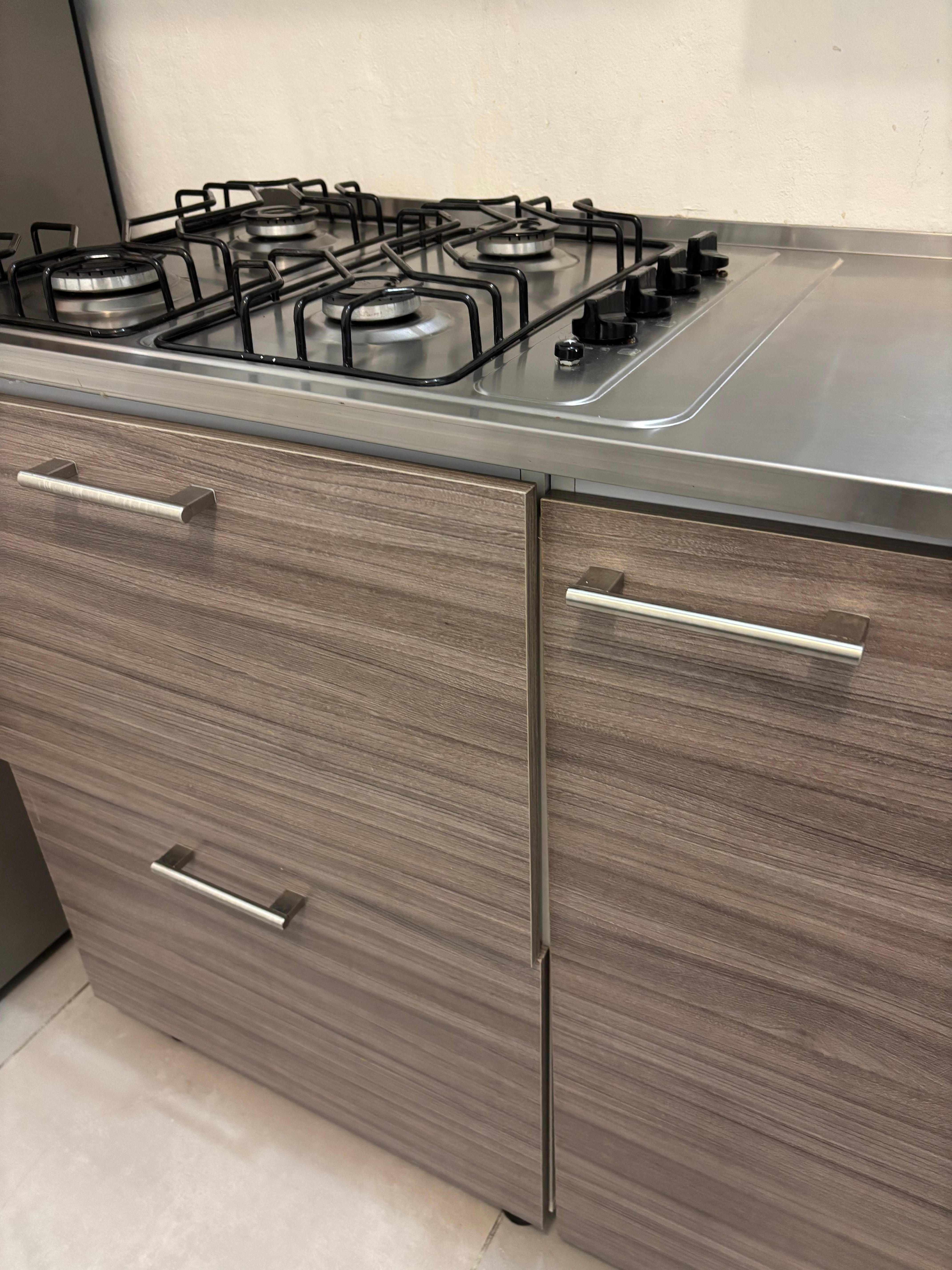 HAIR & DIRT! DRAWS DONT SHUT COMES LIKE THIS. NO COFFEE MACHINE NO DISH DRAIN (DIDNT USE ANY)