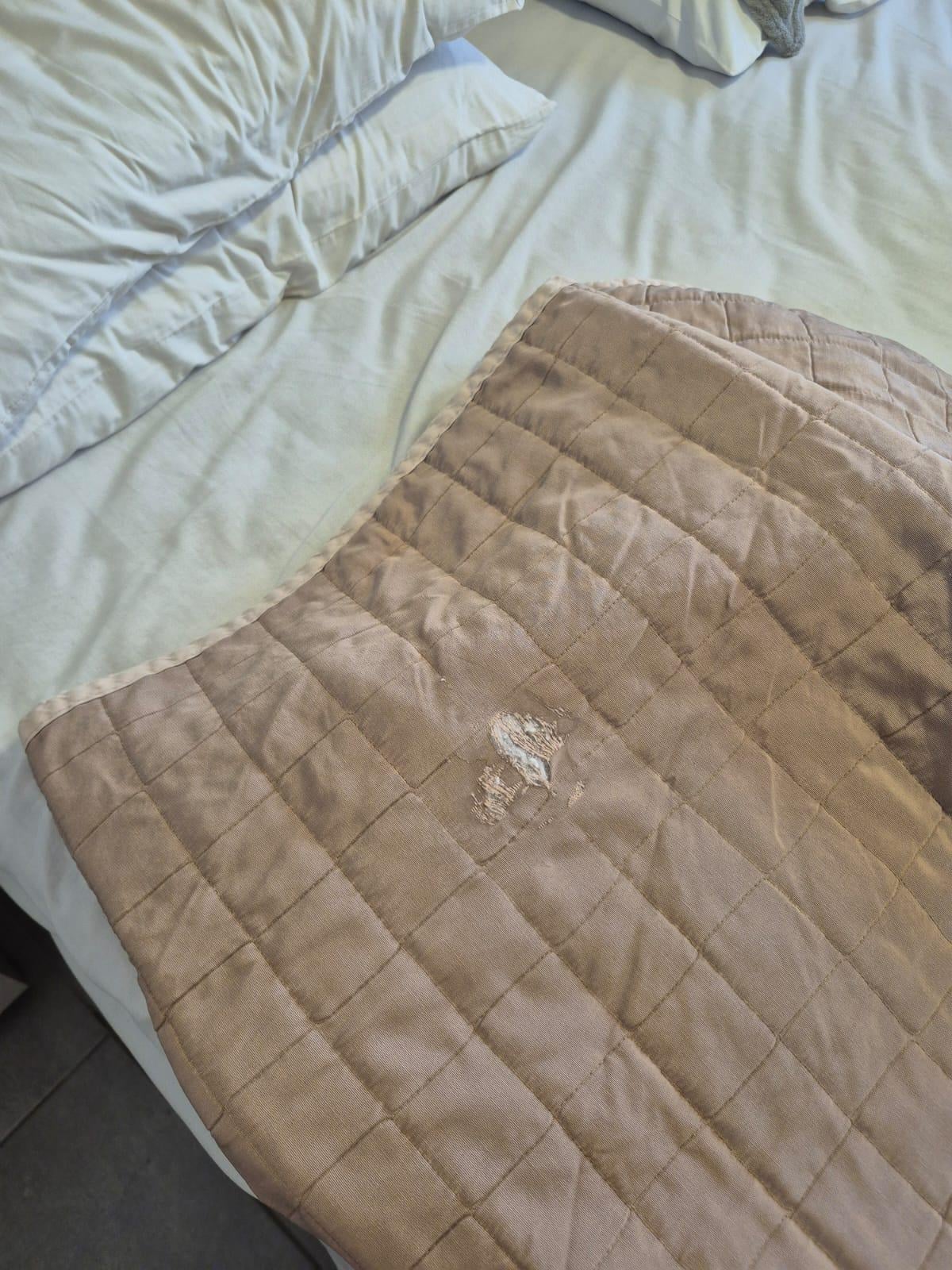 Manta da cama velha e com rasgos