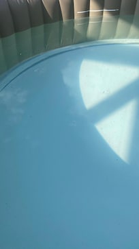 Es wurde ein Whirlpool versprochen. Und was wir hatten: KEIN POOL!! Denn dieser war defekt und hat immer eine Fehlermeldung ausgegeben. Er wurde demnach nicht warm. Und niemand setzt sich entspannt in 20 Grad kaltes Wasser! Und er war sehr dreckig!