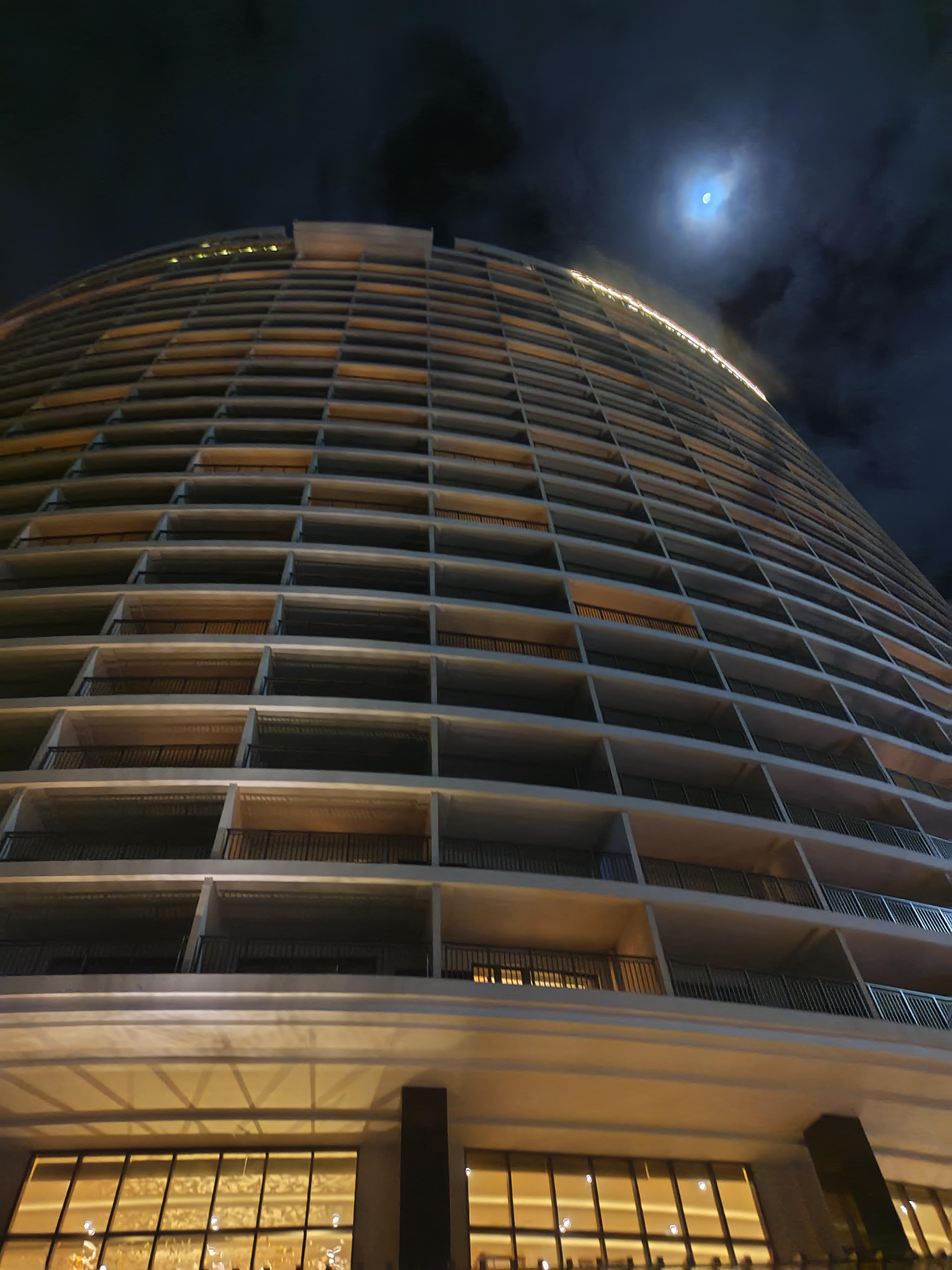 夜のプールから見るホテル