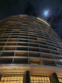 夜のプールから見るホテル