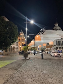 Rua da pousada, muito bonita e iluminada a noite