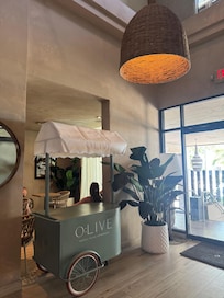 Beautiful and modern lobby—first impression was great right away.
