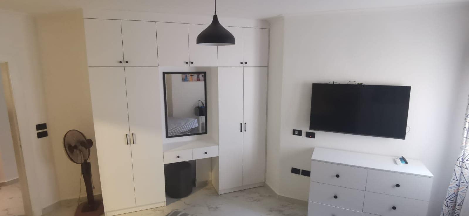 ... mit ausreichend Schränke und dieses hat einen zweiten Internet-TV