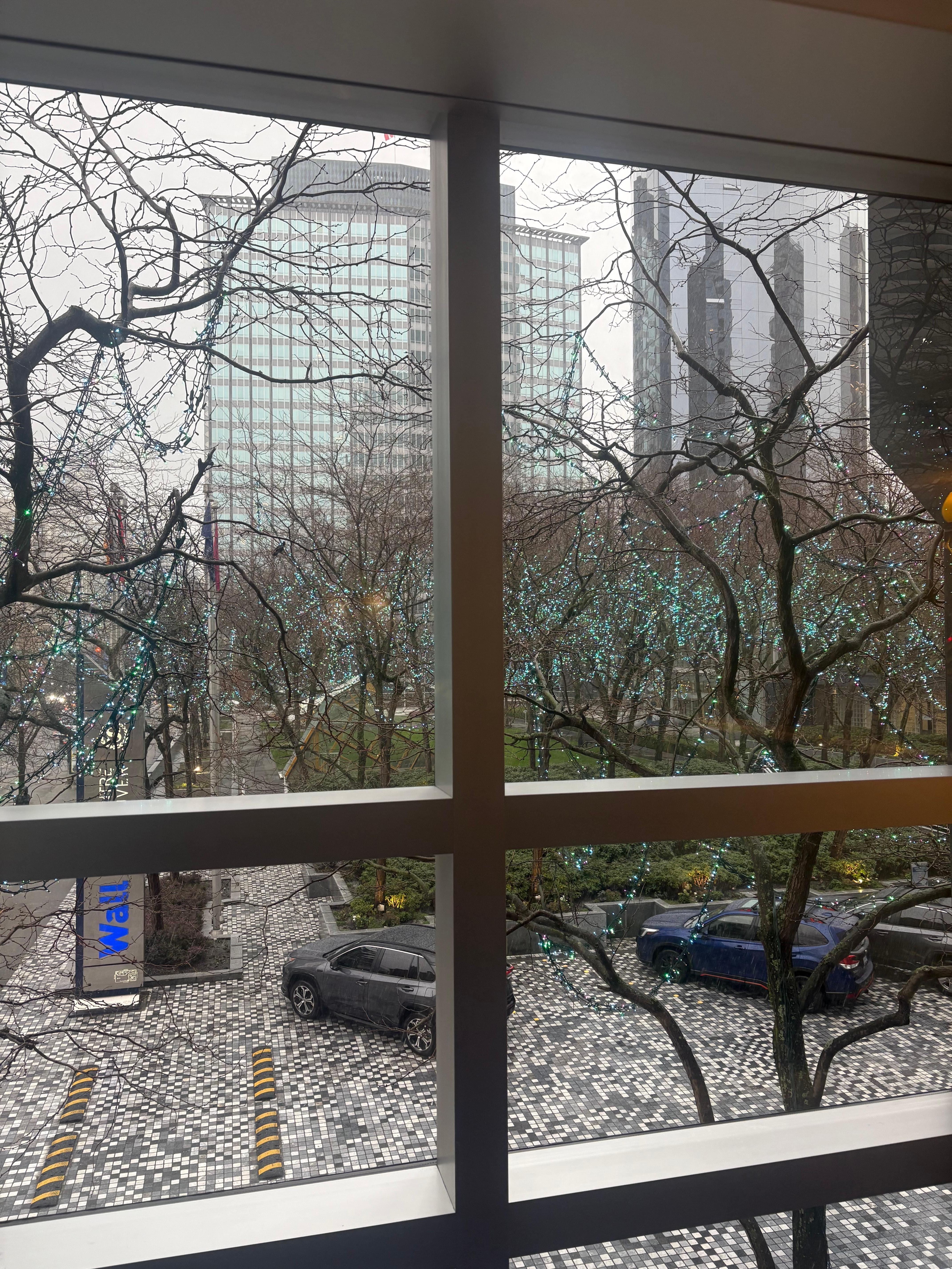 ホテルを散歩していて窓からの景色です