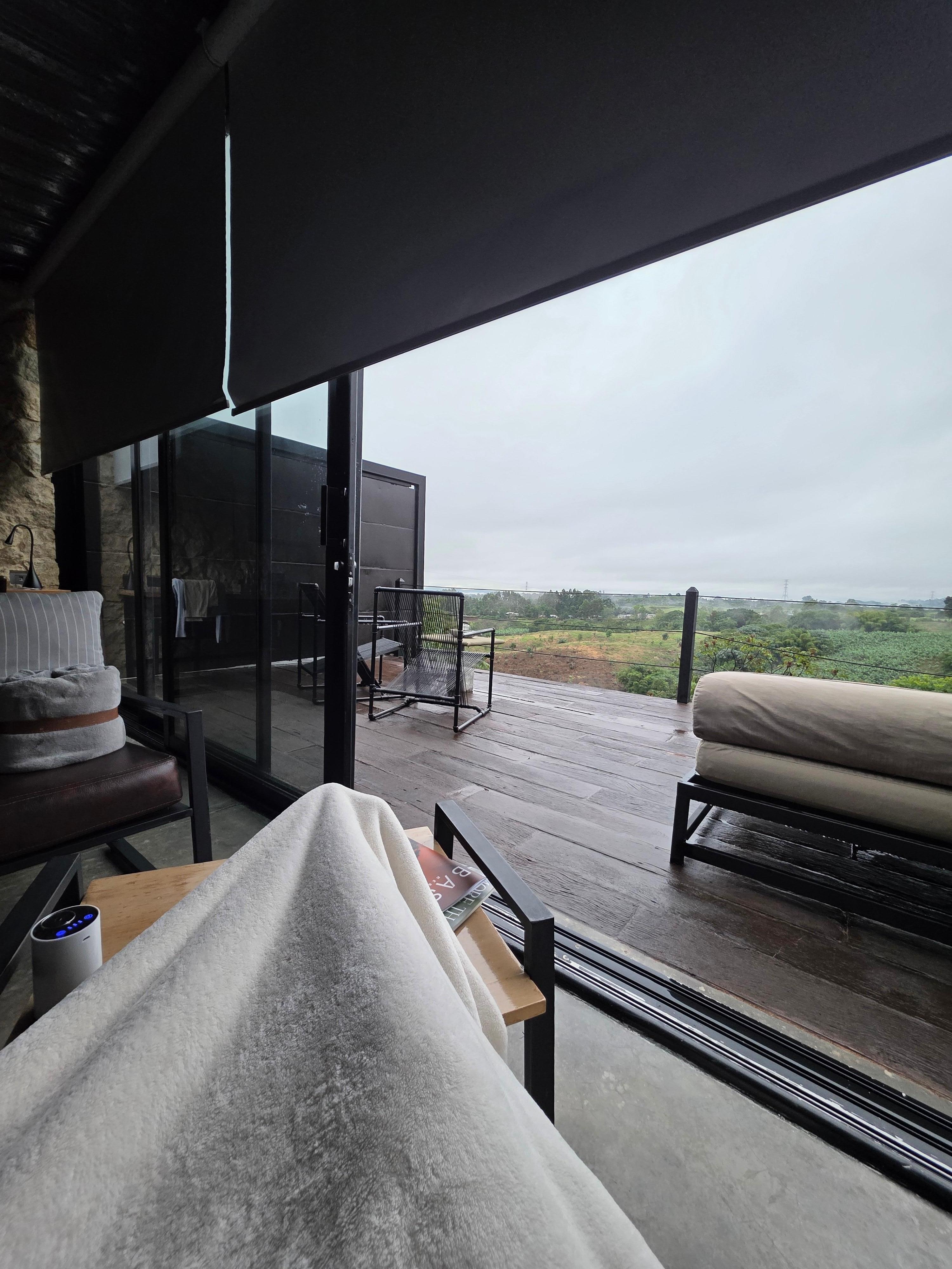 Lovely suite with king size bed. Beautiful sunsets and open rain shower