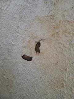 trou dans le mur d'escalier