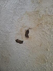 trou dans le mur d'escalier