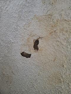 trou dans le mur d'escalier