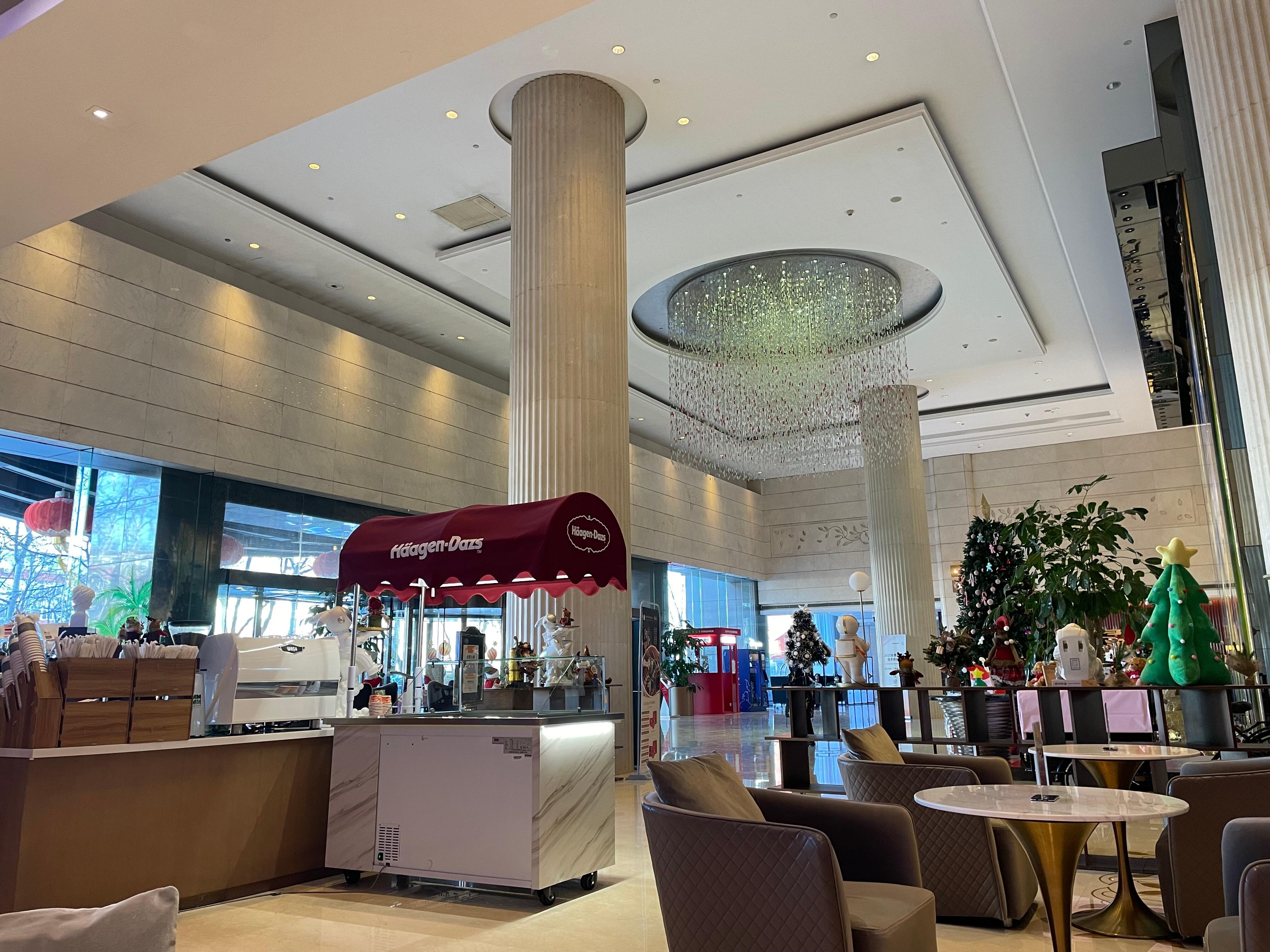 没有暖气的大堂。