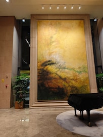 大廳只有2個座椅,等網約車時非常不方便,車道擁擠