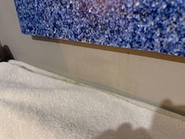 El aire acondicionado goteaba, tanto que había una toalla permanentemente debajo de él y la toalla tenía hongos y olía la habitación a humedad.