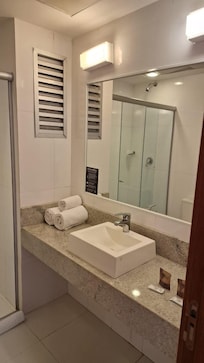 Banheiro limpo com água quente