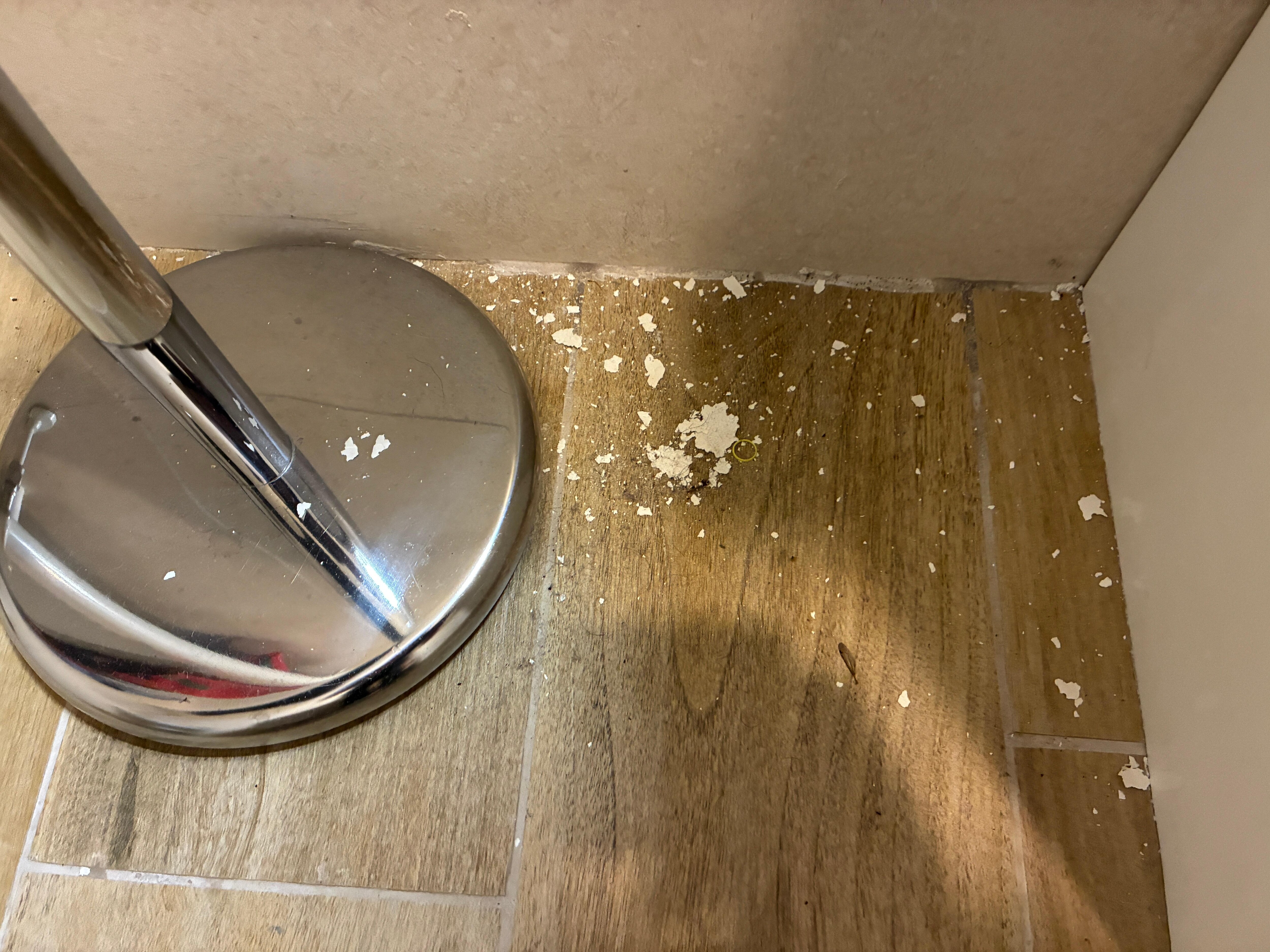 Farbe kommt von der Wand im Badezimmer 