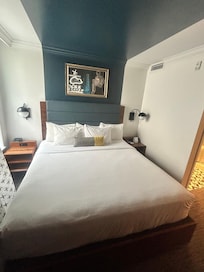 Queen Bed; Standard Room