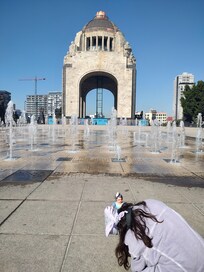 Muy cerca del monumento a la revolución