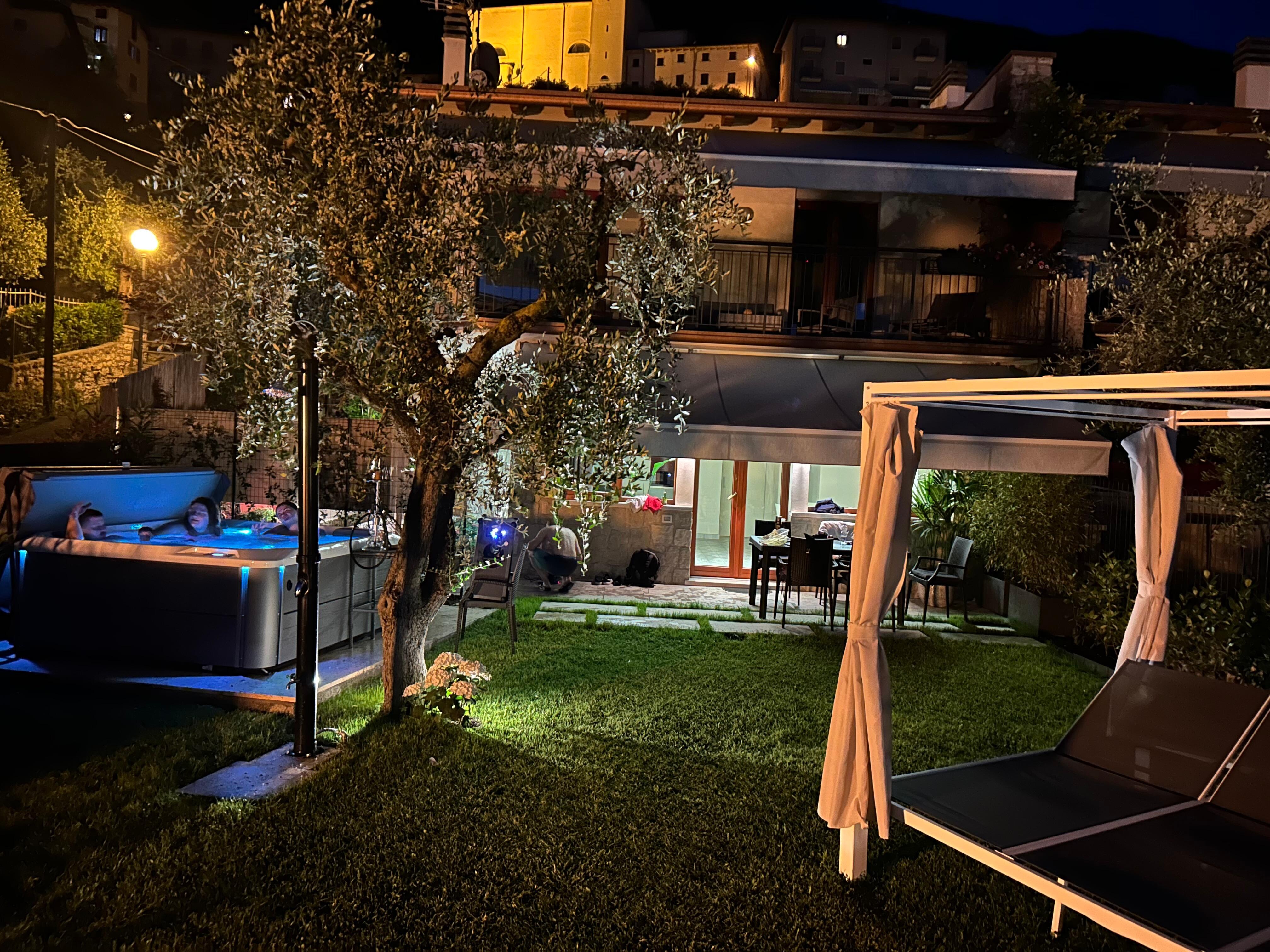 Blick auf den Garten und Whirlpool