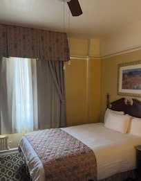 bedroom with ceiling fan and light-pull switch