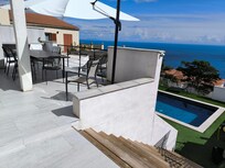 Pas de rembarde de sécurité pour descendre à la piscine de la terrasse du 1er étage