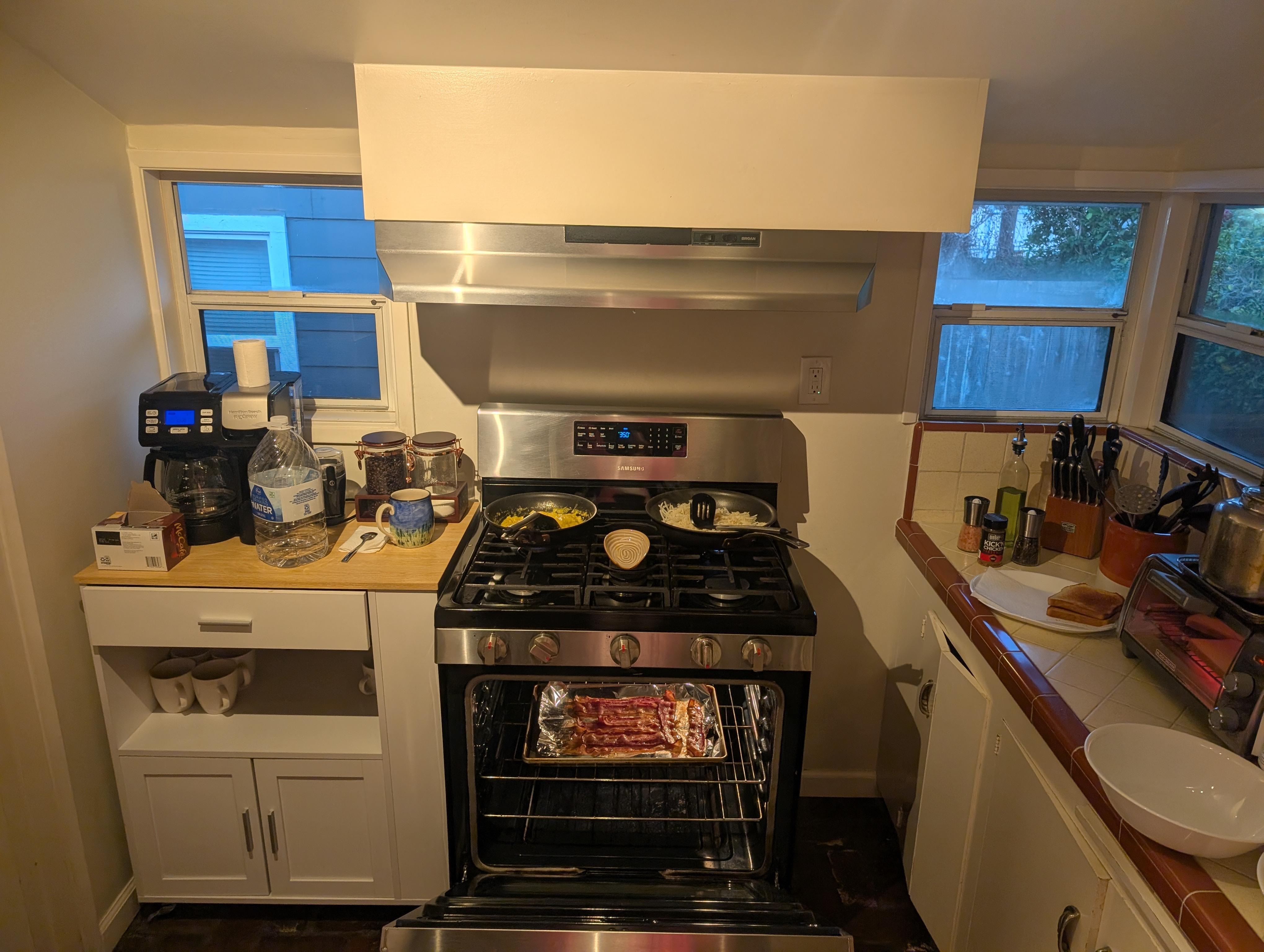 Great kitchen with all the supplies for an early start to the day!!