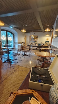Breakfast/lounge area