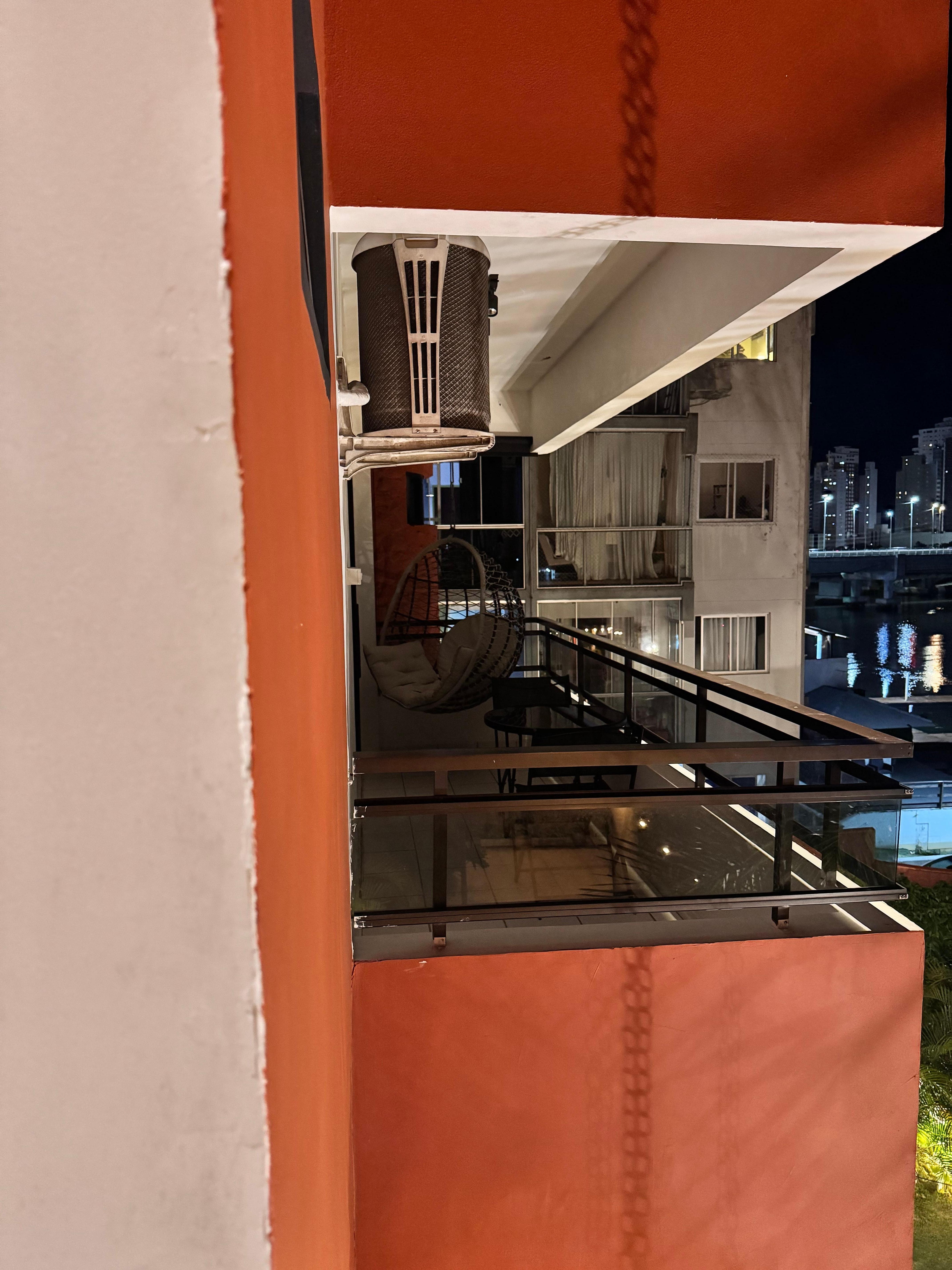 Na foto o quarto que você seleciona a sacada é essa , mas entregam essa menor 