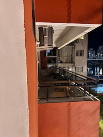 Na foto o quarto que você seleciona a sacada é essa , mas entregam essa menor