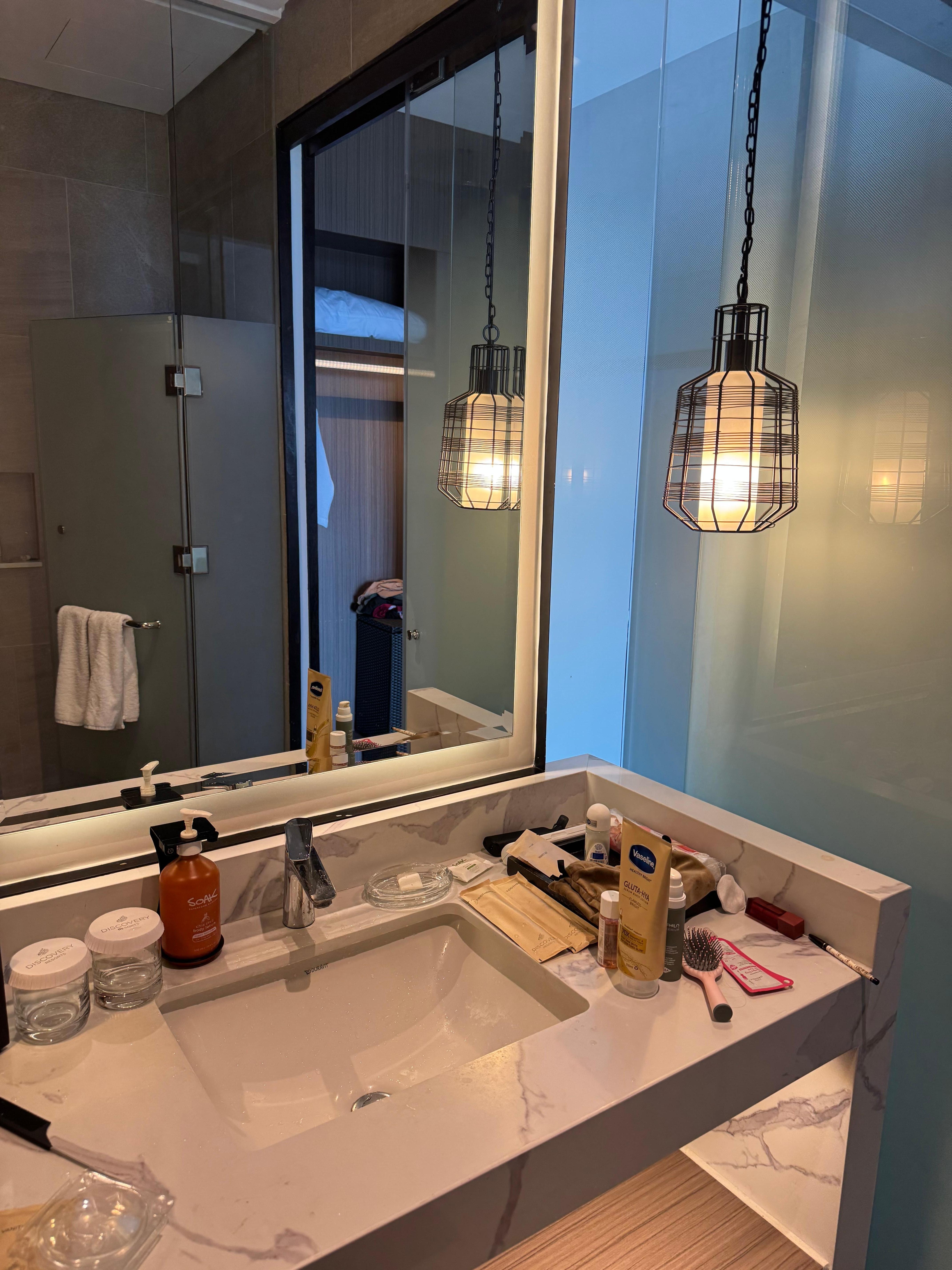 Great sink and good sundries