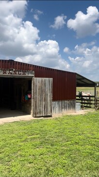 The barn for the horses. There’s 3 stalls in there but I used 2. Behind my horse in the pic is a huge grass area they are able to run and graze if you decide to keep their stall doors open.