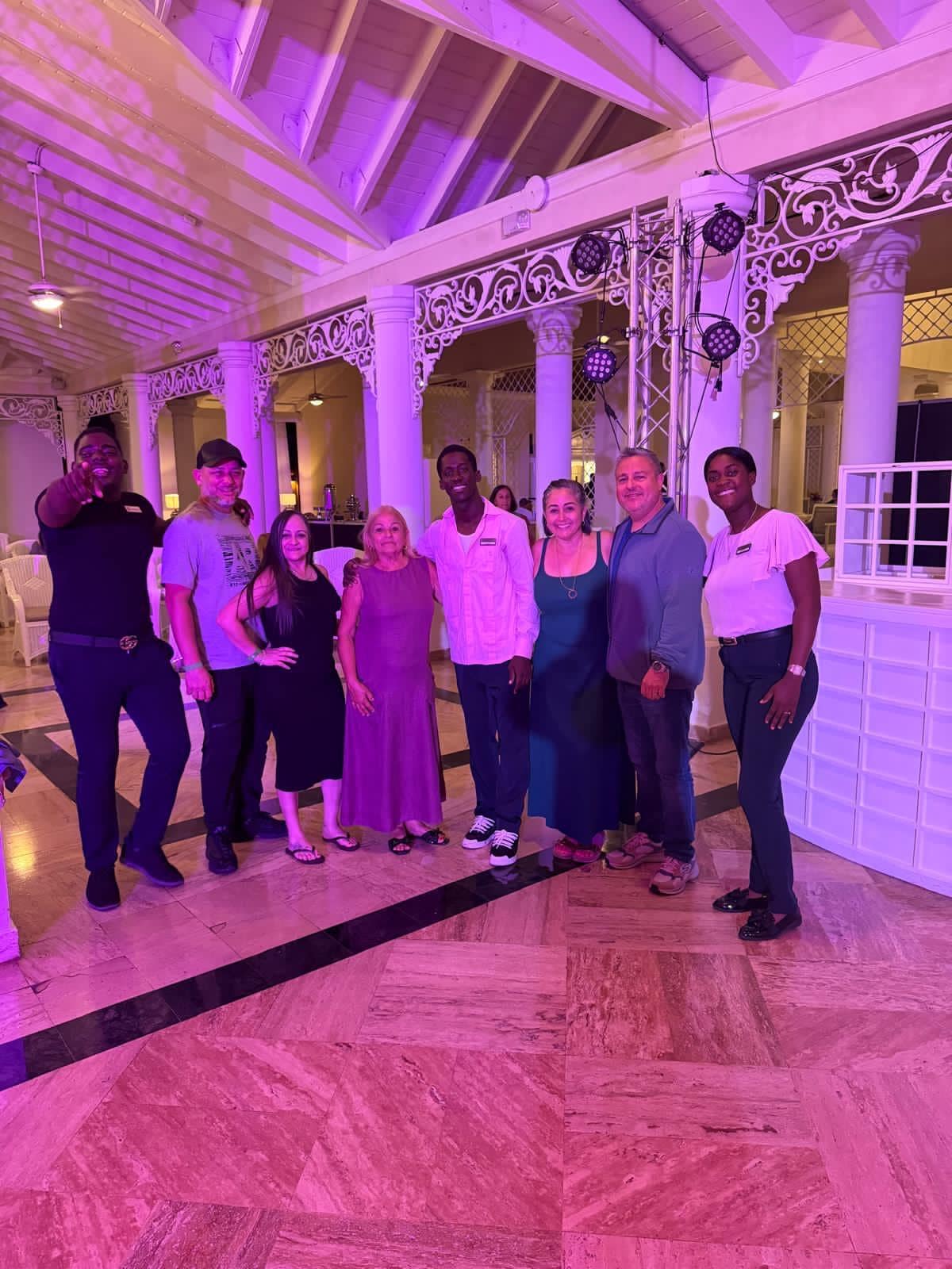 En el lobby con algunos del staff