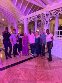 En el lobby con algunos del staff