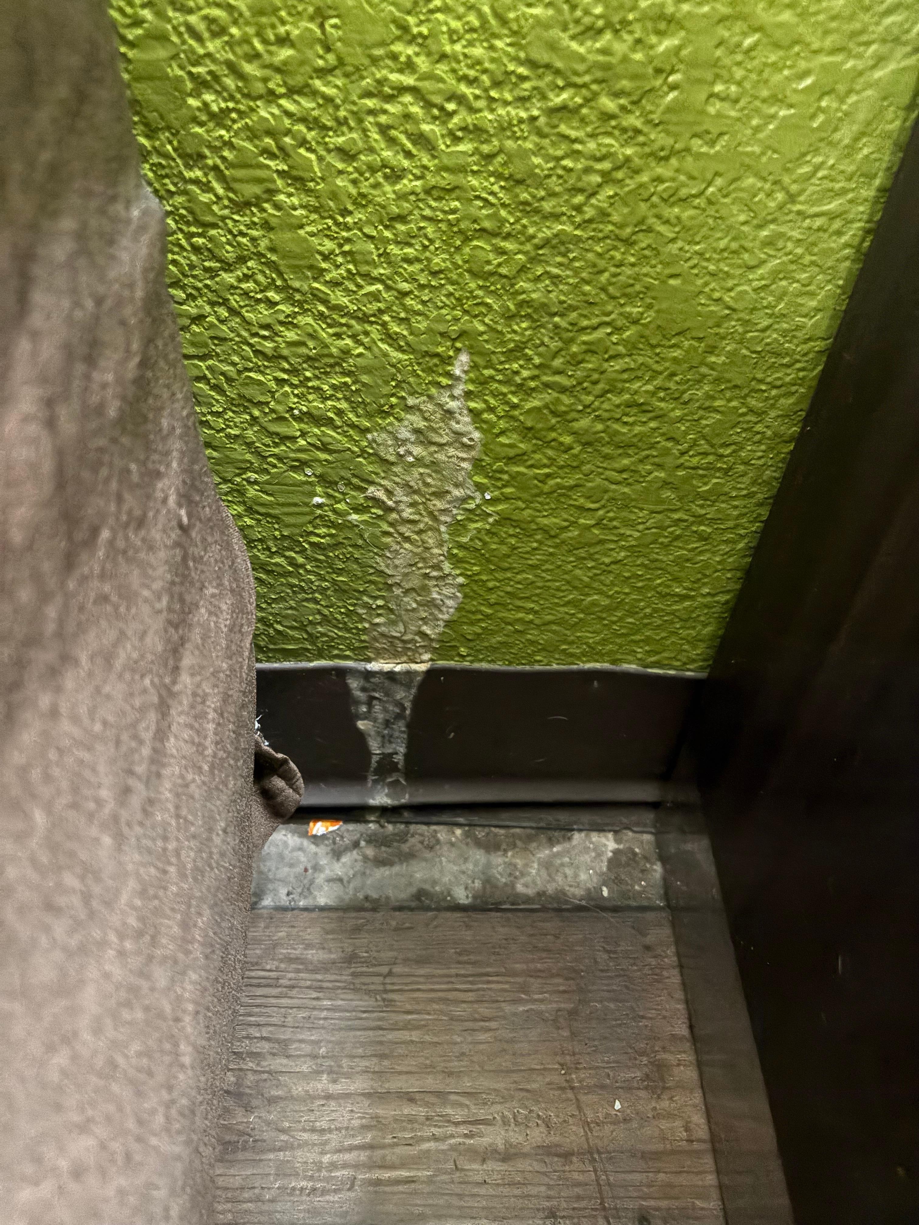 vómito entre cama y buró