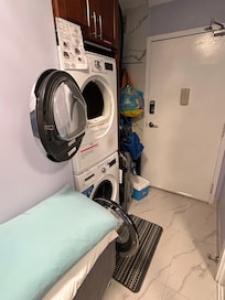 Washer & dryer. Lots of beach toy choices.