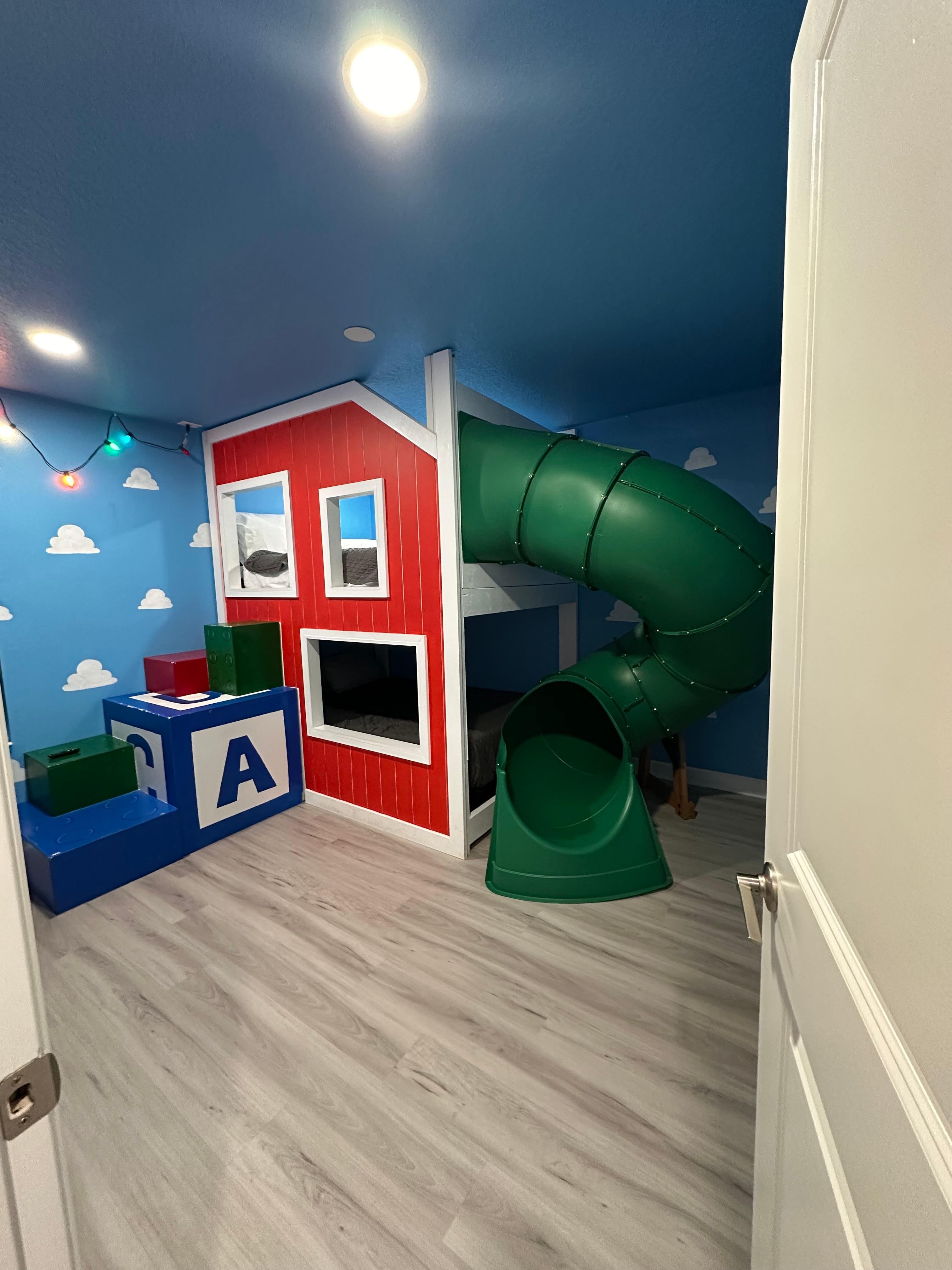 Exactly as pictured in listing. 