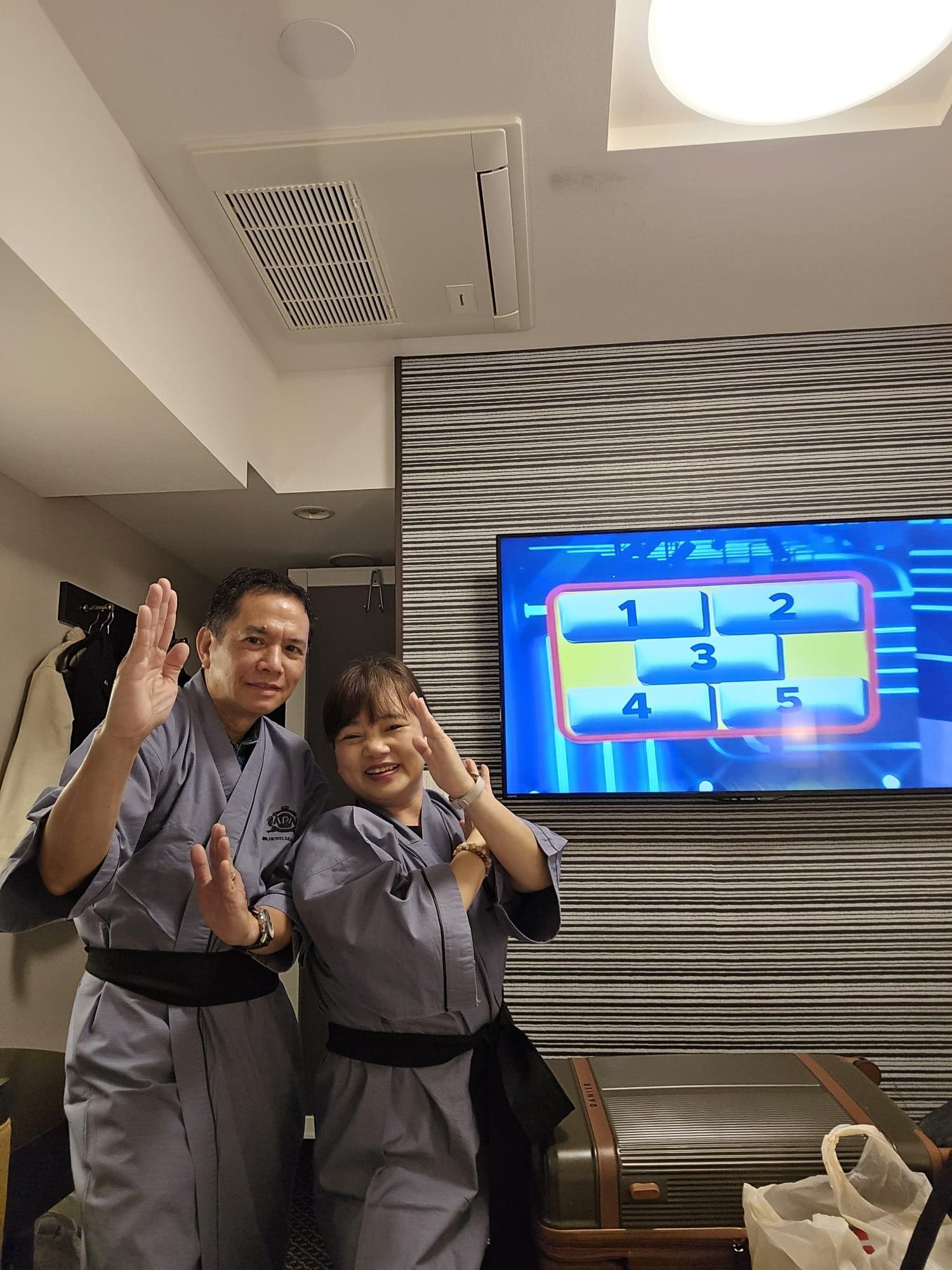 Having fun while wearing yukata. 