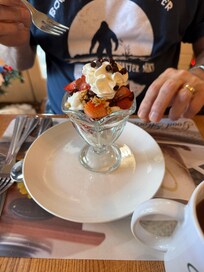 Yogurt, fruit, granola parfait