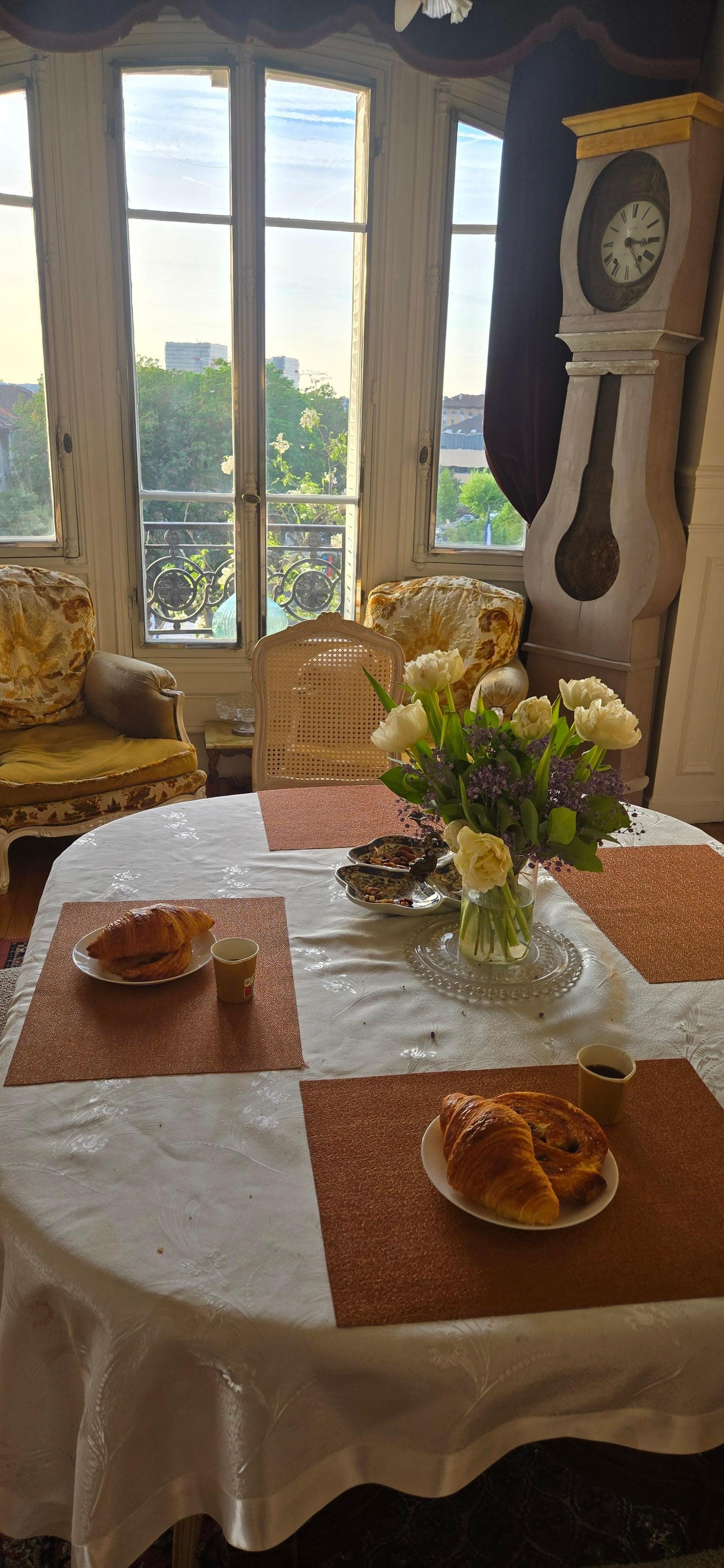 Morning croissants and café 