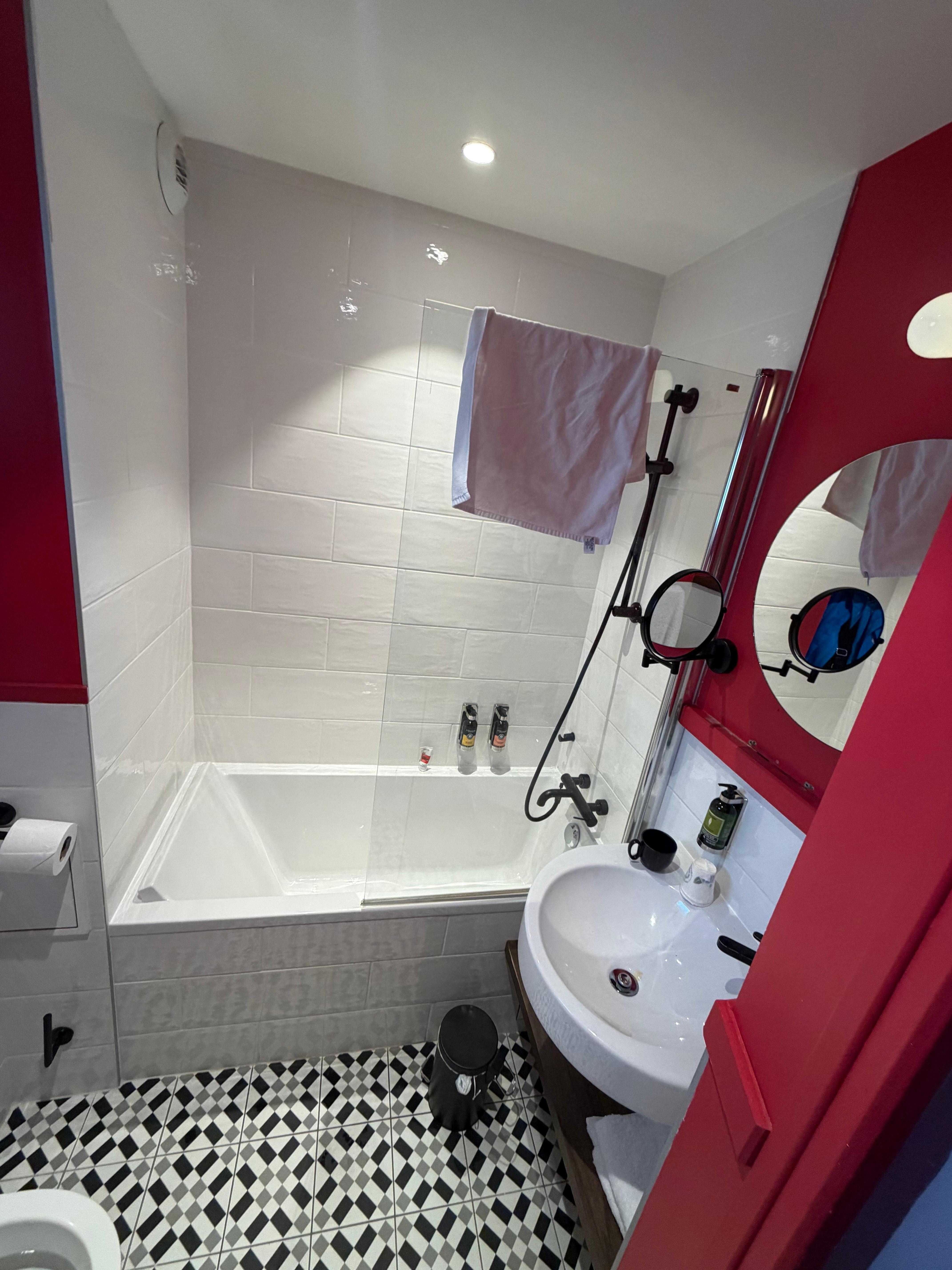 Abajo del espejo estaba la repisa que quitaron 