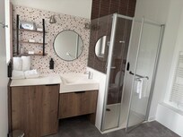 Salle de douche très propre et avec des échantillons qui font très plaisir