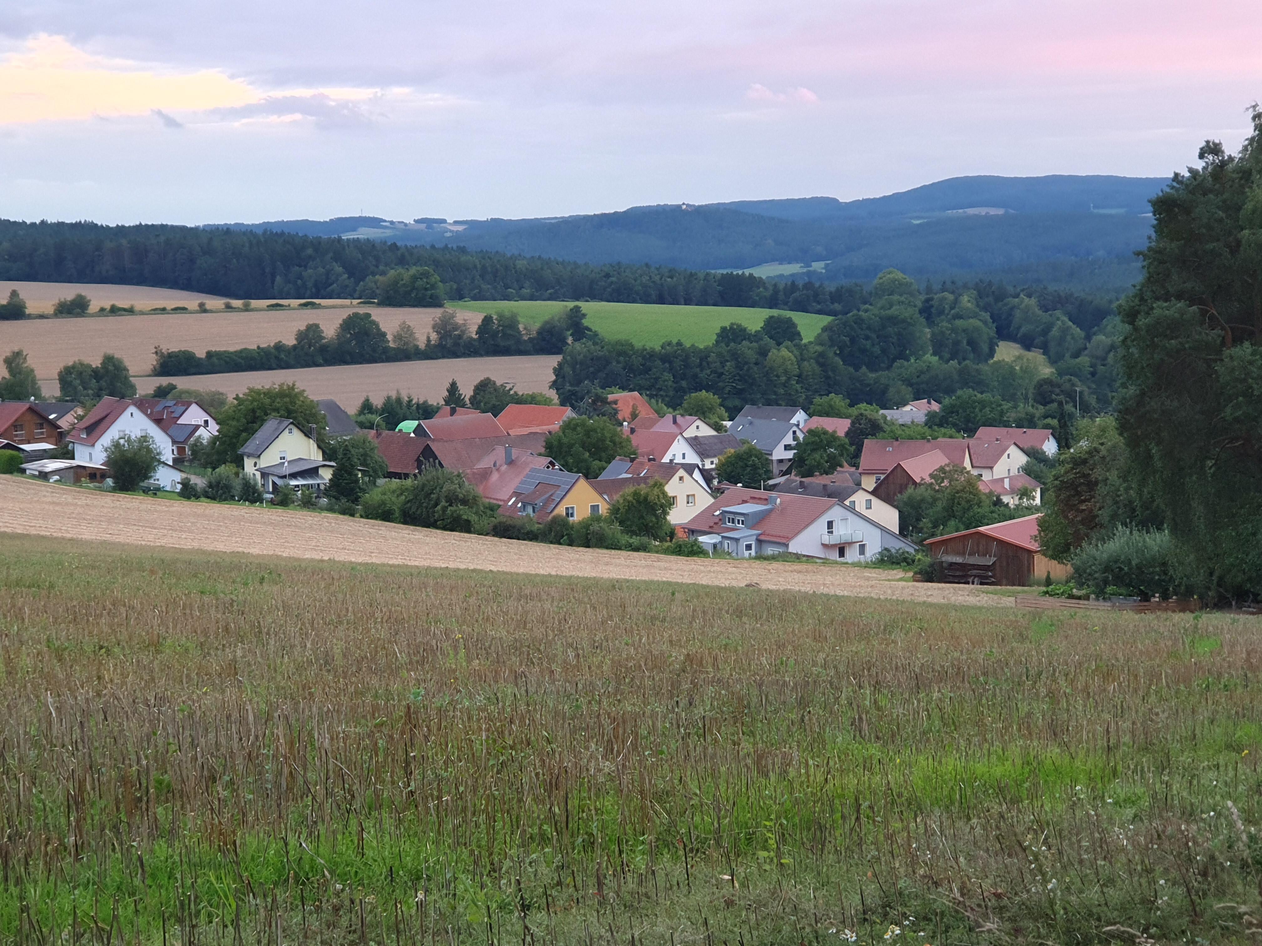 Blick von oben auf das Haus und die Umgebung