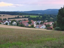 Blick von oben auf das Haus und die Umgebung