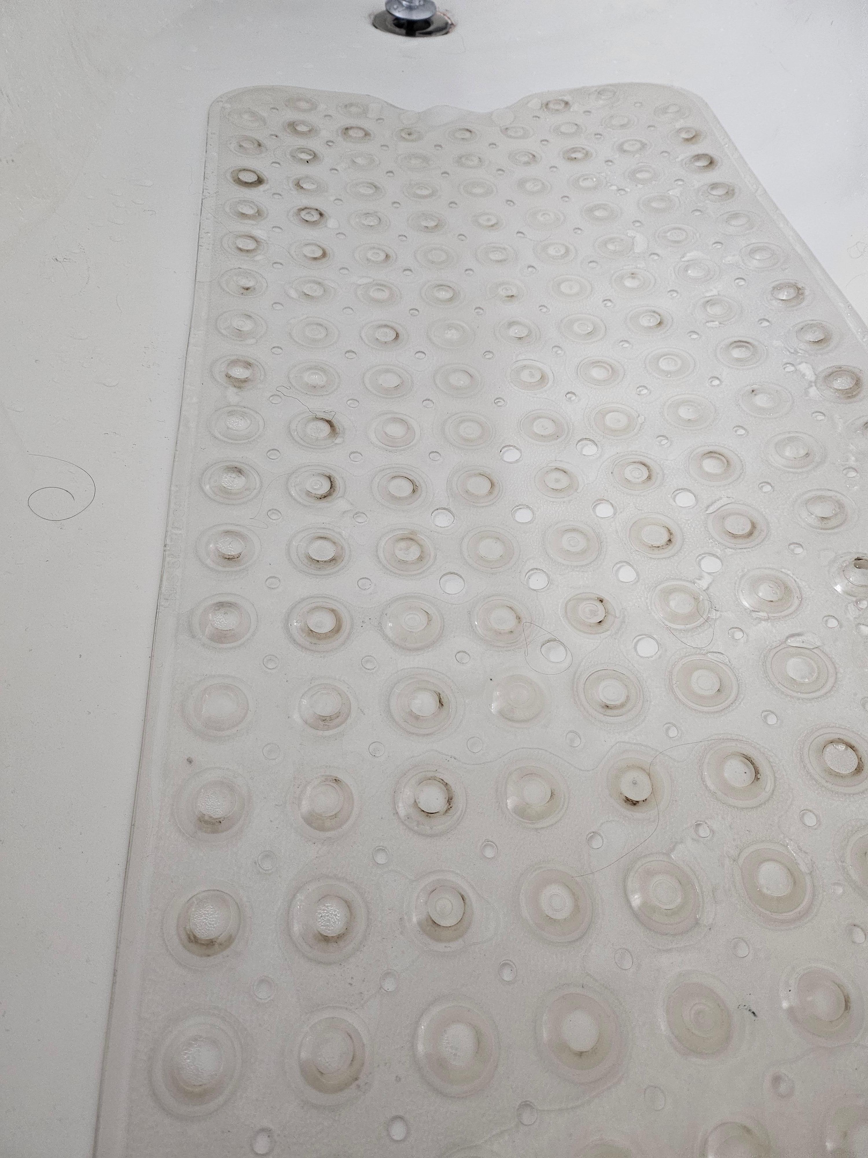 Bathtub in the en suite bathroom 