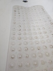 Bathtub in the en suite bathroom