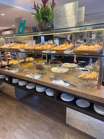 Buffet com bolos e pães